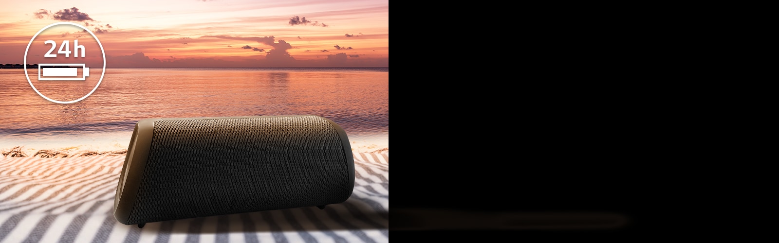 La Bocina se coloca sobre una toalla de playa. Delante de la bocina, se muestra la puesta de sol en la playa para ilustrar que este altavoz se puede reproducir hasta 24 horas.