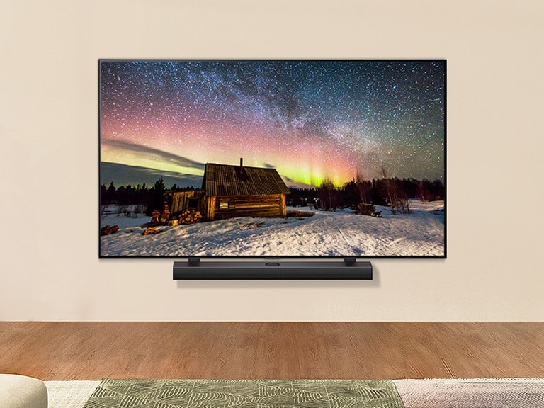 Ein LG TV mit LG Soundbar in einem modernen Wohnraum bei Tag. Wir sehen ein Bild der Aurora Borealis mit den idealen Helligkeitsstufen.