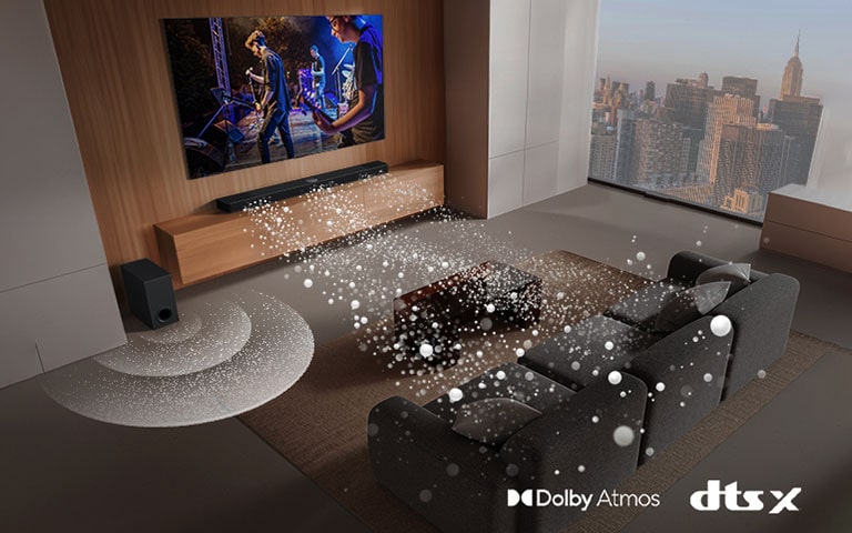 LG Soundbar, LG TV und ein Subwoofer befinden sich in einem Wohnzimmer in einem Wolkenkratzer und spielen eine Musikaufführung. Weiße, aus Tröpfchen bestehende Klangwellen werden von der Soundbar projiziert und um das Sofa geschlungen. Ein Subwoofer erzeugt einen Klangeffekt von unten. Dolby Atmos-Logo DTS X-Logo