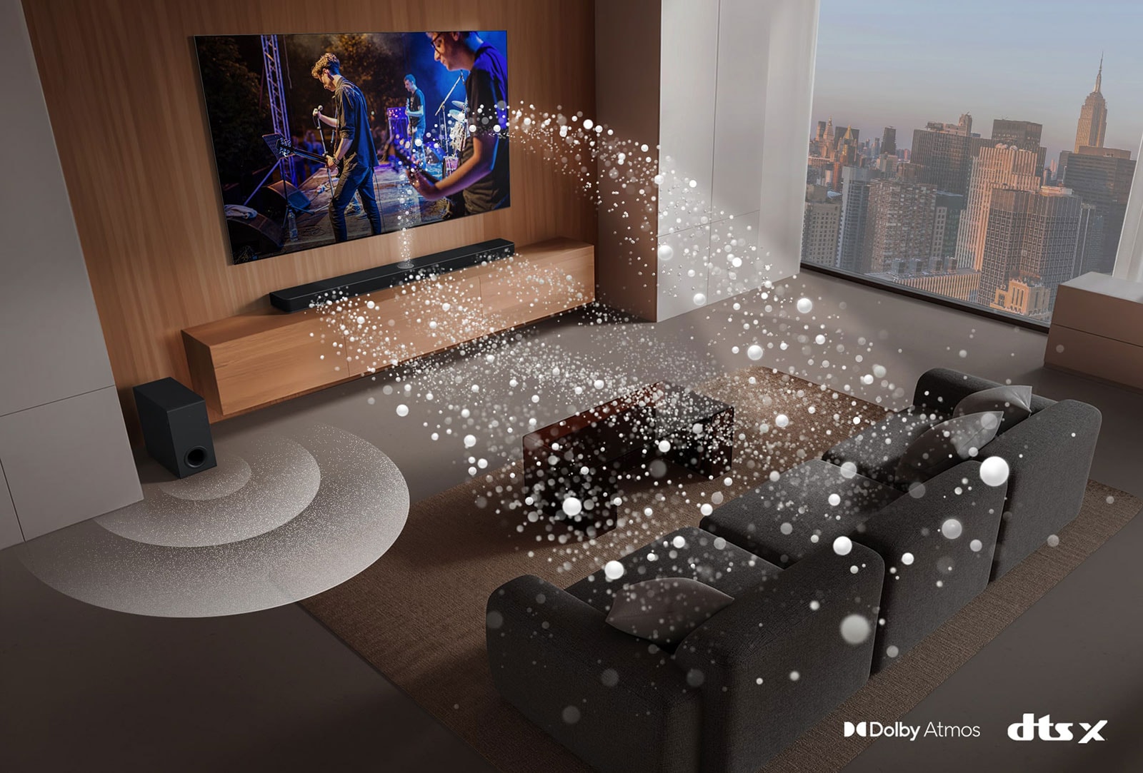 LG Soundbar, LG TV und ein Subwoofer befinden sich in einem Wohnzimmer in einem Wolkenkratzer und spielen eine Musikaufführung. Weiße, aus Tröpfchen bestehende Klangwellen werden von der Soundbar projiziert und um das Sofa geschlungen. Ein Subwoofer erzeugt einen Klangeffekt von unten. Dolby Atmos-Logo DTS X-Logo