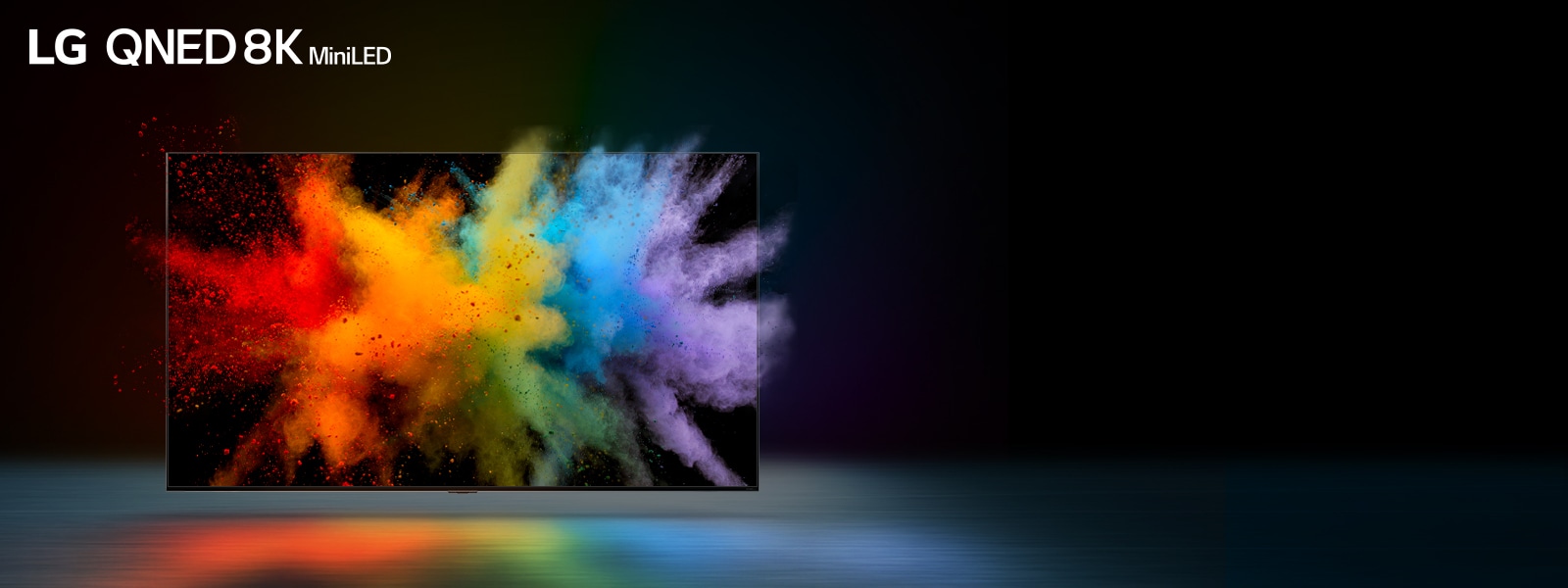 Ein Fernseher befindet sich in einem schwarzen Raum. Buntes Farbpulver explodiert auf dem TV-Bildschirm.