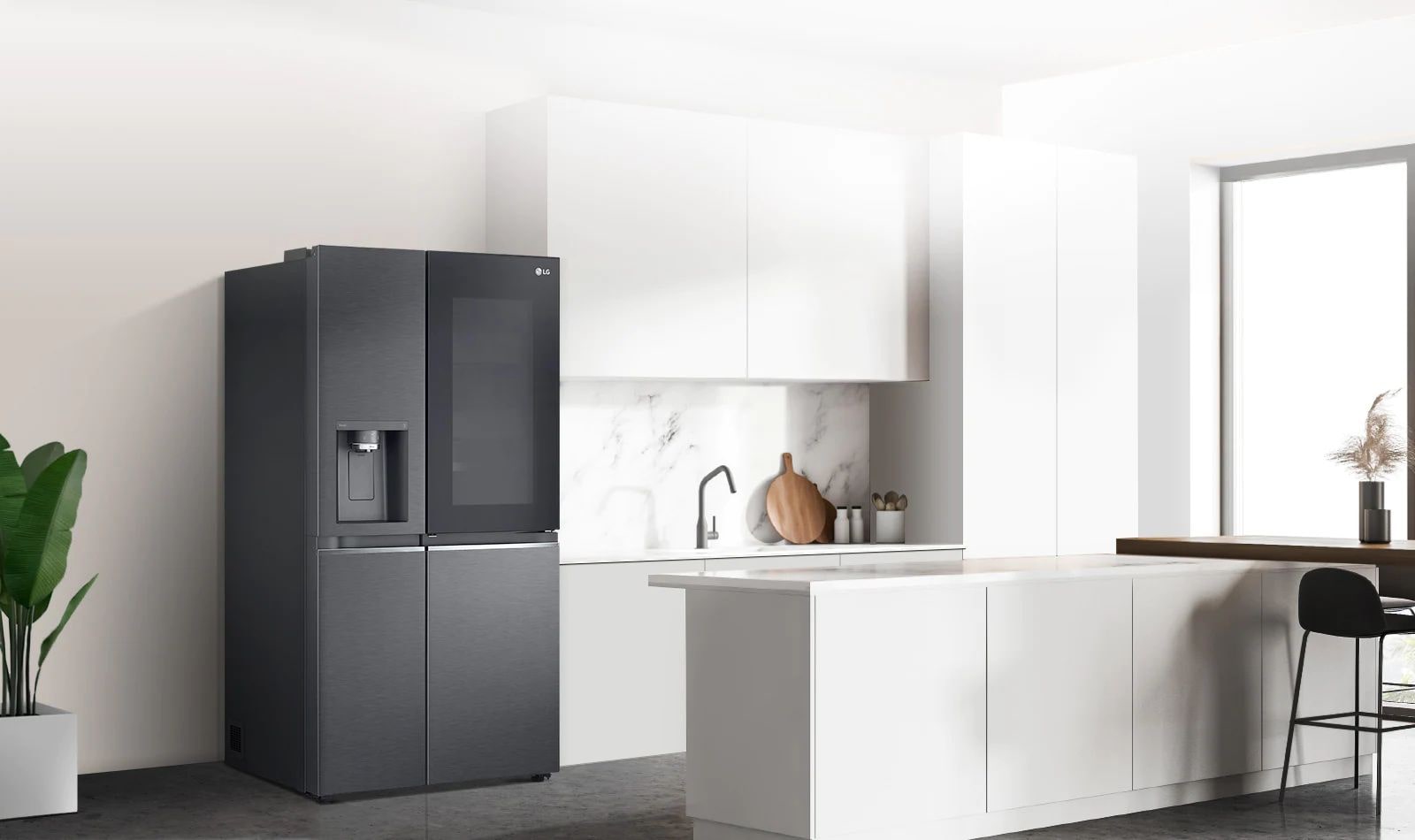Seitenansicht einer Küche mit eingebautem schwarzen InstaView-Kühlschrank.