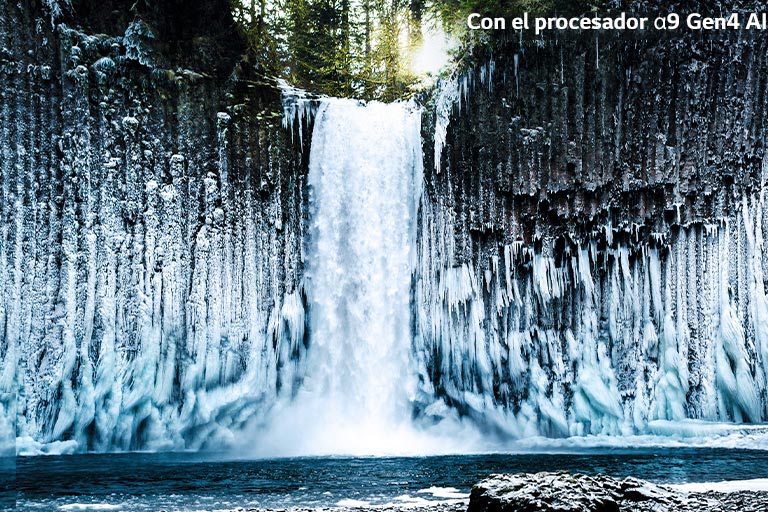Comparación de la calidad de la imagen de una cascada congelada en un bosque.