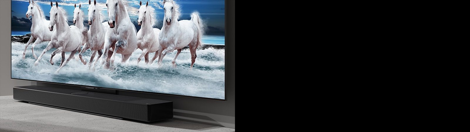 Soundbar und Fernsehgerät stehen auf dem weißen Tisch und 7 weiße Pferde sind auf dem Fernsehbildschirm zu sehen.