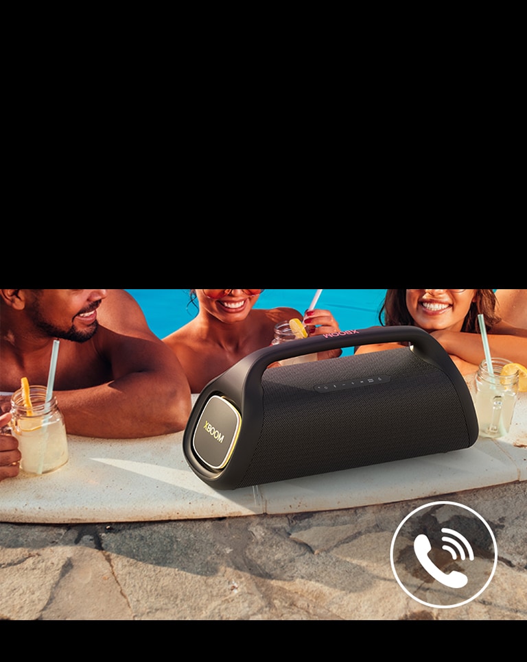 O LG XBOOM GO XG9 está posicionado ao lado de uma piscina. Três pessoas dentro dela estão falando por meio da caixa de som.