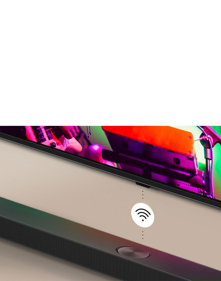 Uma imagem de uma TV da LG e soundbar instaladas na parede com um gráfico branco com o símbolo de Wi-Fi no centro.