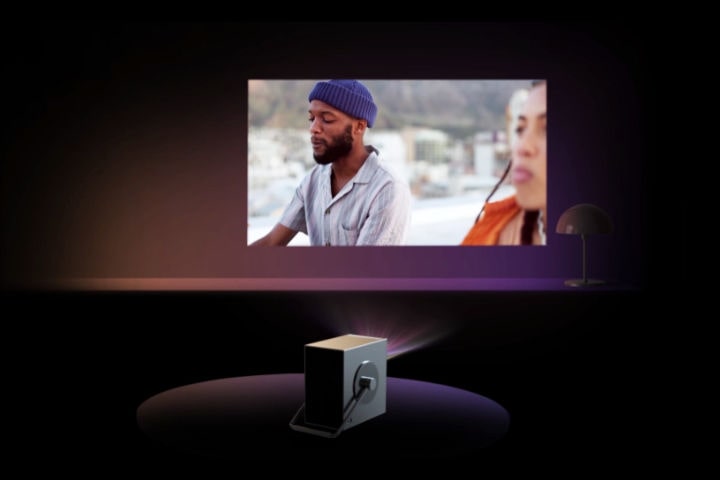 Funktionsvideo – Eine Szene, in der sich der Projektor automatisch anpasst, wenn eine Frau ihn auf den Boden stellt.