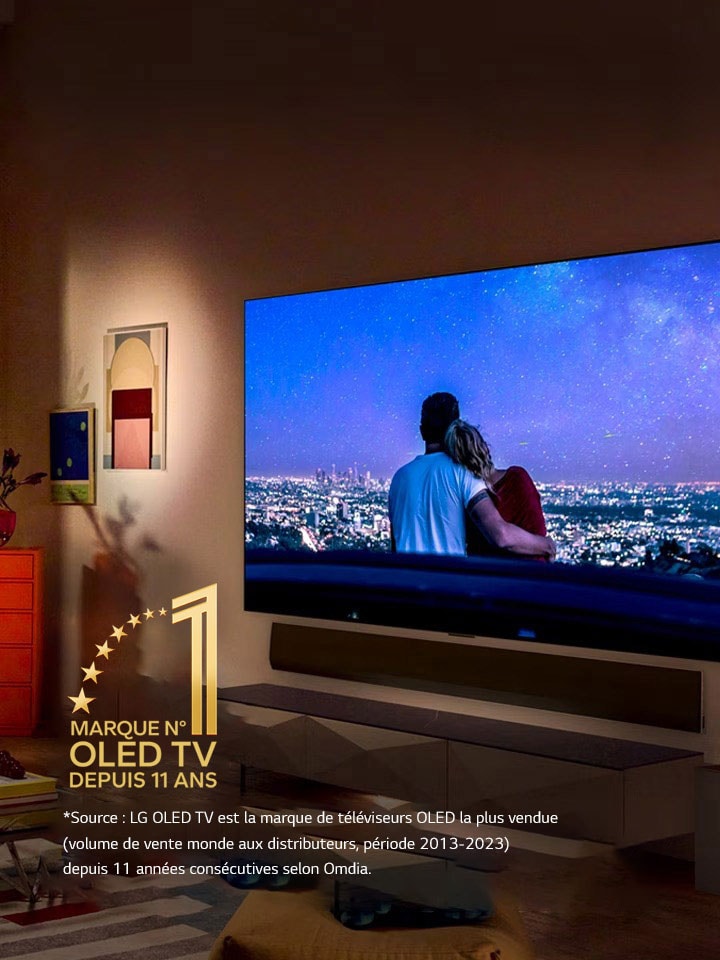 Image du LG OLED evo G3 fixé au mur d’un appartement new yorkais moderne et original, projetant une scène nocturne romantique à l’écran.  L’emblème 10 ans N°1 mondial des téléviseurs OLED.
