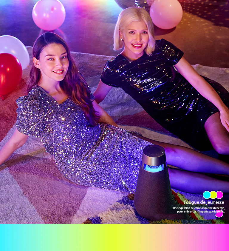Deux femmes assises par terre et souriantes dans la fête avec le mode Party du XO3.