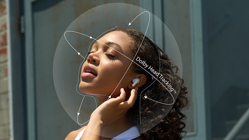 女士們觸摸耳中 LG TONE Free 的圖像。顯示 Dolby Head Tracking 功能。