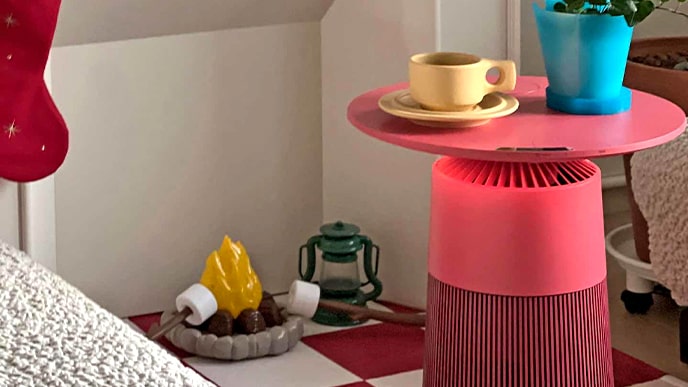 產品置於房內，室內裝潢繽紛彩麗。咖啡杯及咖啡壺放在桌面，產品同時用作室內裝飾品。
