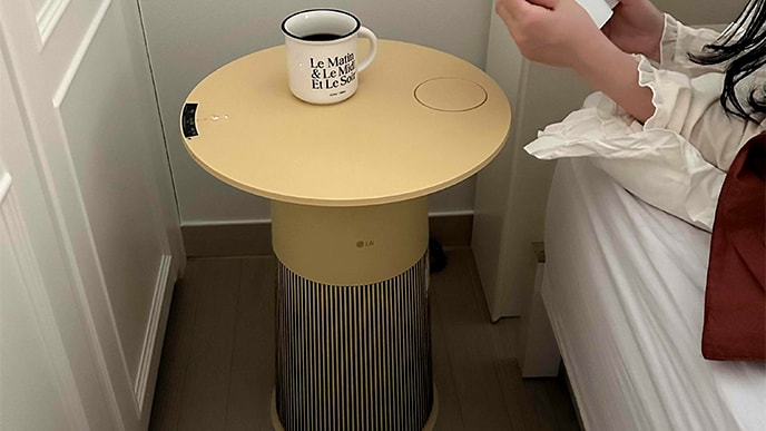 產品置於床邊。用家將咖啡放在產品檯面，方便地用作窄桌。