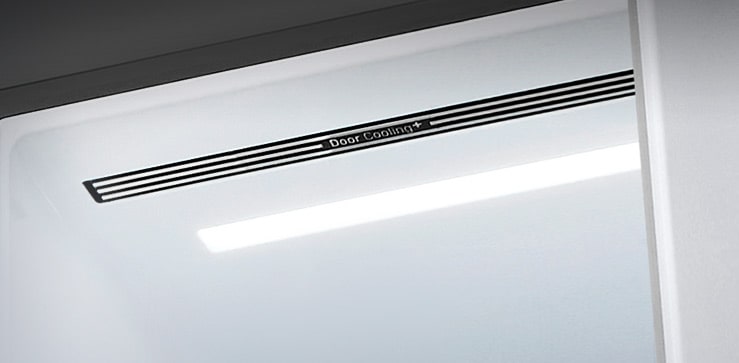 顯示雪櫃頂部具備柔和 LED 燈光的對角視圖。