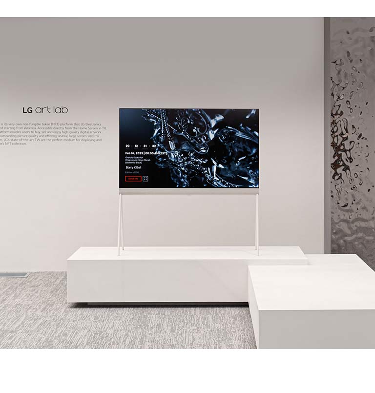 白色房間中的畫架圖像顯示，黑色雕塑的數碼藝術作品在螢幕上。電視右側的銀色實體雕塑反映出房間的倒影。