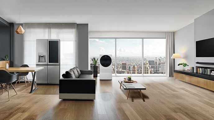 LG SIGNATURE冰箱，洗衣機和OLED TV W擺放在客廳，窗外可欣賞城市景觀。