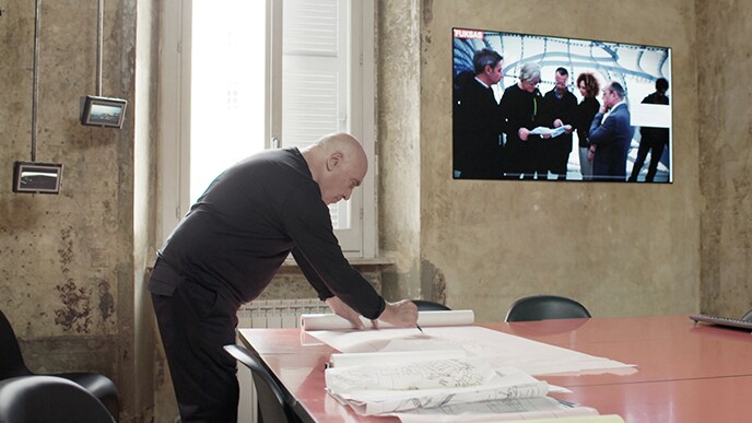 建築師Massimiliano Fuksas正在LG SIGNATURE OLED TV W的正前方工作。