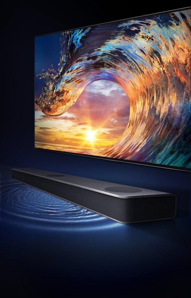 電視展示黃昏的天空和色彩繽紛的海浪。電視下有一個 sound bar，而地上顯示聲音波長。