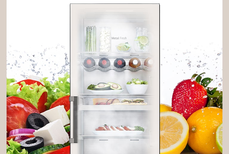Bagian dalam produk transparan, udara dingin keluar, dan buah-buahan segar serta salad ditampilkan di sebelah gambar produk.