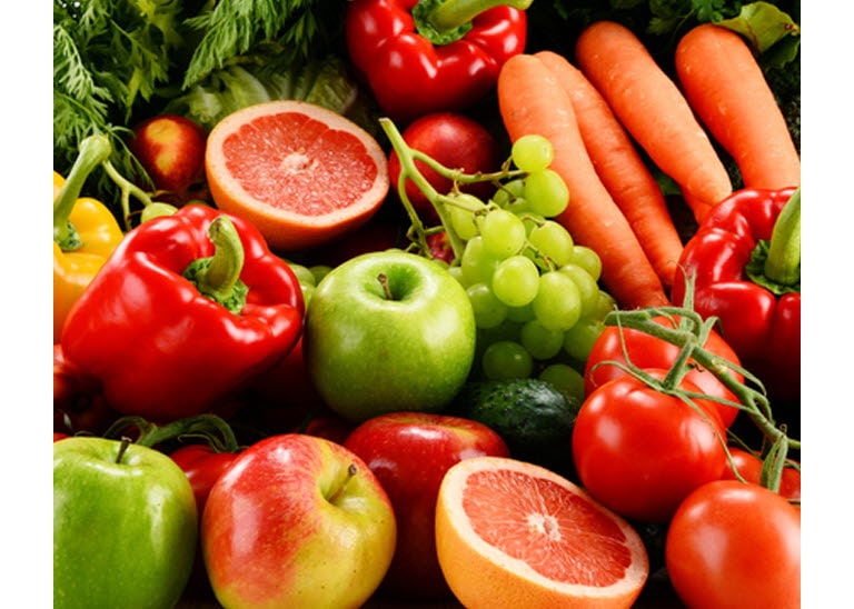 Pilihan buah dan sayuran segar berwarna cerah.