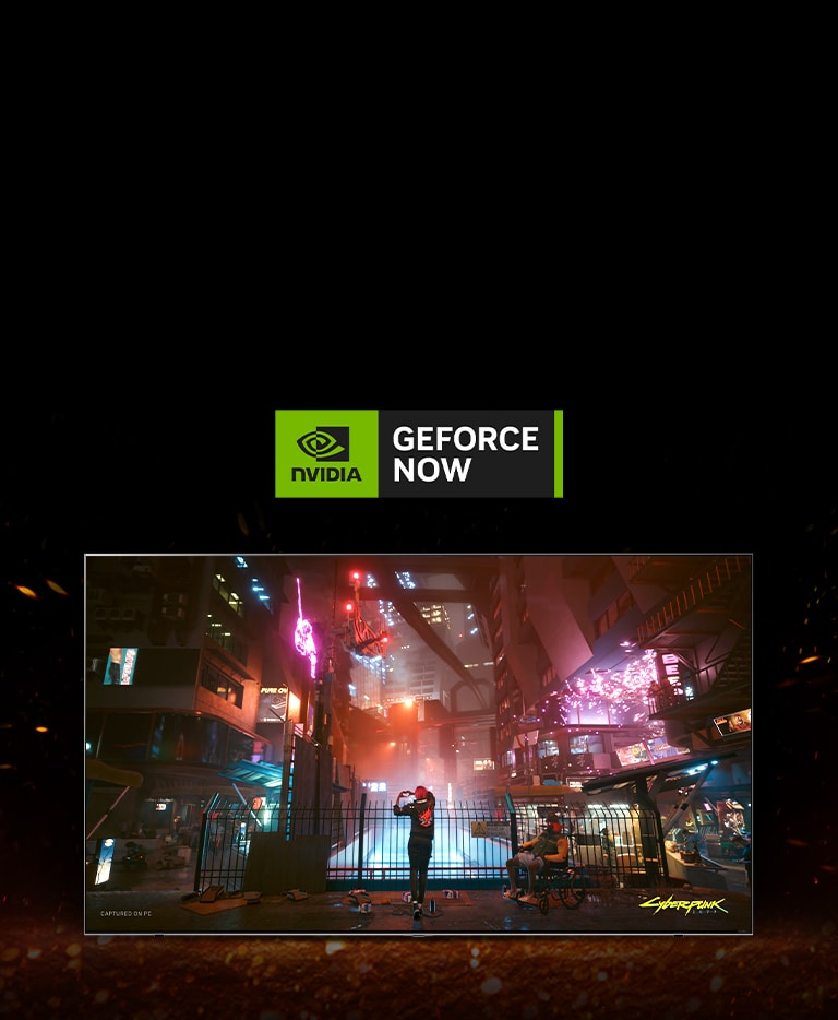 Api menyala di sekitar TV dan Anda dapat melihat layar game Cyberpunk di dalamnya. Terdapat logo Geforce now di bagian atas TV.