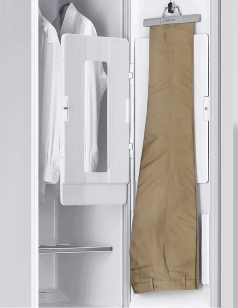 L’image montre que l’on frappe à la porte des réfrigérateurs-congélateurs Instaview