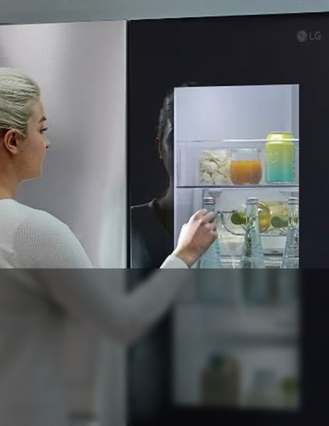 Immagine di una donna che bussa sul vetro del frigo con InstaView