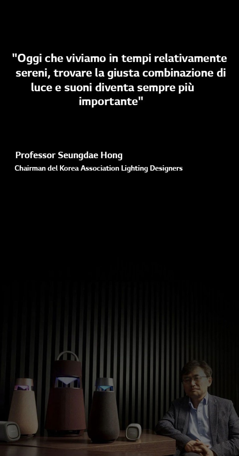 Immagine del professor Seungdae Hong, direttore dell’associazione dei progettisti dell’illuminazione coreana, con la gamma di speaker XBOOM sul tavolo