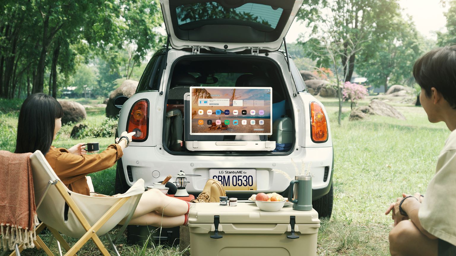 TV portatile: immagine di due persone che guardano la TV in campeggio con LG StanbyME Go. 
