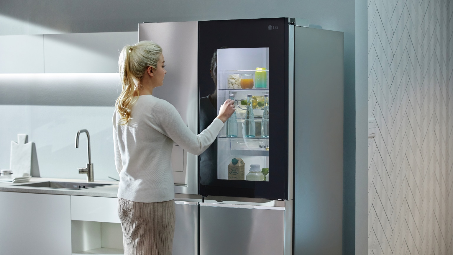 Frigorifero libera installazione: immagine di un frigorifero a libera installazione LG in una stanza.