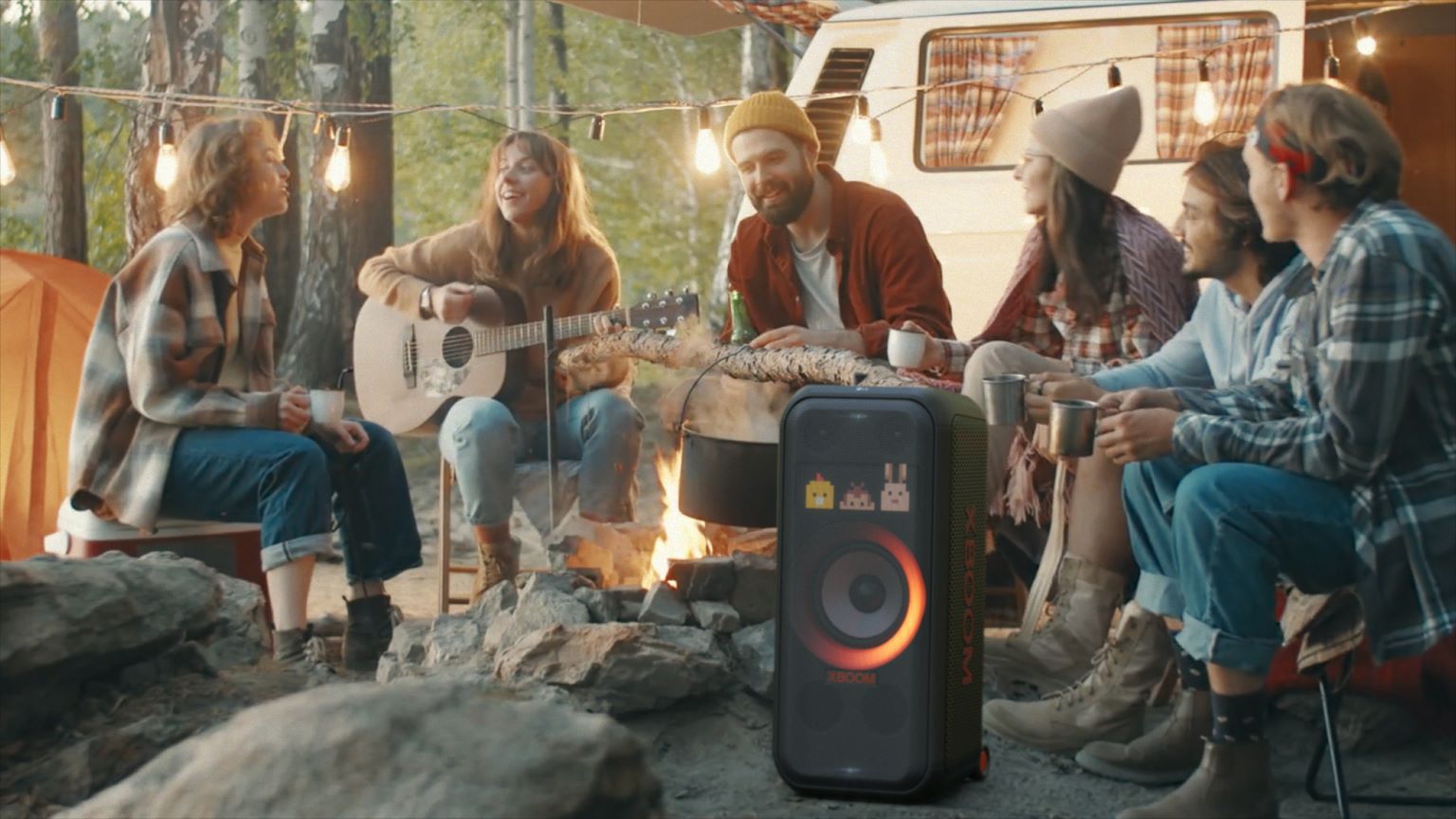Cosa fare a Pasqua e Pasquetta: immagine di un gruppo di amici che passano la Pasqua e Pasquetta all’aperto ascoltando musica con la cassa bluetooth XBOOM LG.