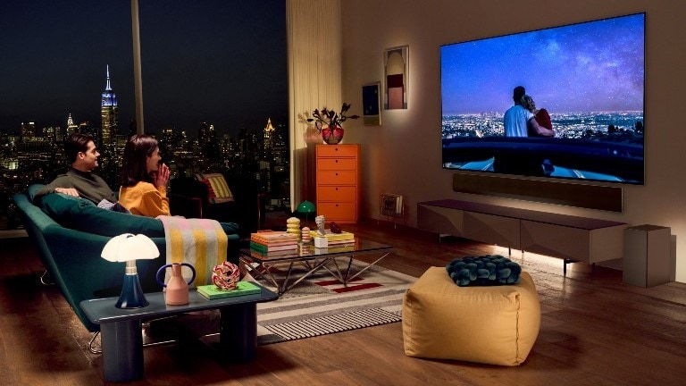 Film romantici da vedere: immagine di due persone che guardano un programma sul TV LG.