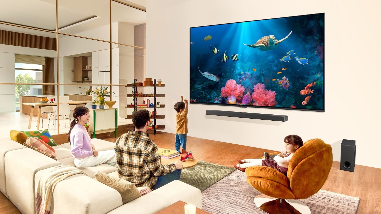 Intelligenza artificiale su TV: immagine di una famiglia di fronte al TV QNED LG. 