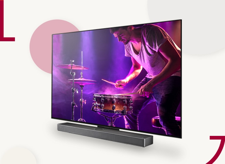 "Un'immagine di LG OLED C3 e della Soundbar a confronto  uno sfondo color panna con cerchi colorati. Sullo schermo appare un uomo che suona la batteria. "
