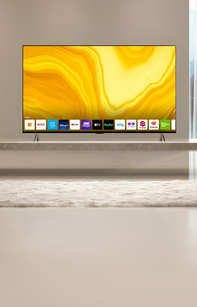 Viene visualizzata la schermata iniziale del TV LG QNED che scorre verso il basso. La scena cambia per mostrare la TV collocata nel soggiorno giallo.