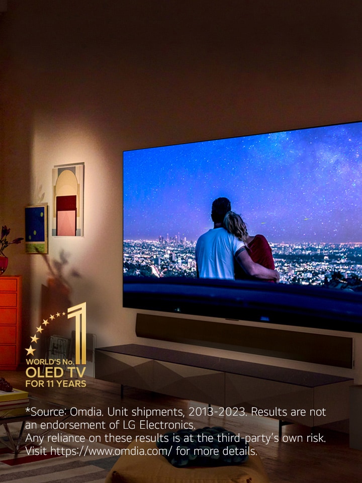 Immagine di un LG OLED evo G3, che mostra sullo schermo una romantica scena ambientata di sera, sulla parete di un moderno ed eccentrico appartamento di New York.  Logo "10 Year World's No.1 OLED TV". 