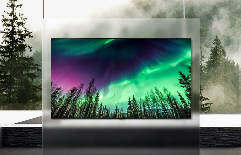 Il TV QNED è posizionato in un ampio soggiorno e sullo schermo appare un’aurora boreale verde.