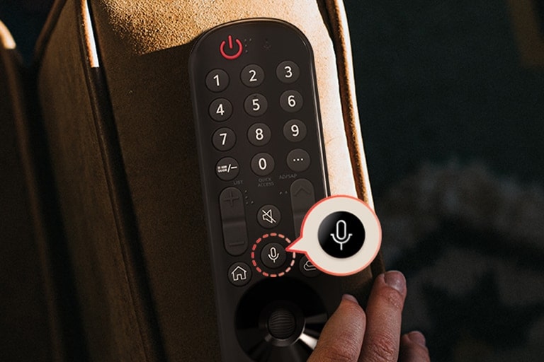 Si vede un tasto del telecomando su cui è disegnata l’icona di un microfono, corrispondente alla funzione di riconoscimento vocale.