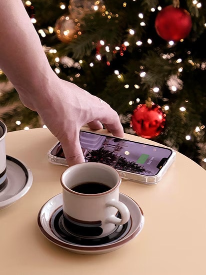 上に携帯電話を置いて、充電機能を使用しています。その隣にはコーヒーカップを置いて、テーブルのように使用しています。