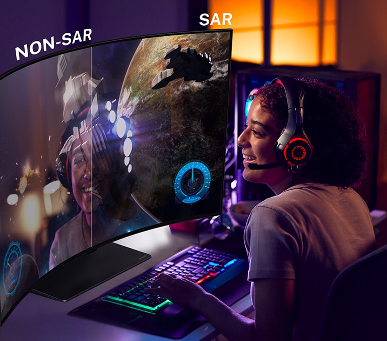 LG OLED Flex でゲームする人物の画像です。スクリーンの右側は SAR テクノロジーが適用されており、ゲームのグラフィックだけが映っています。スクリーンの右側は SAR 非適用で、ゲーマーの顔が映り込んでいます。