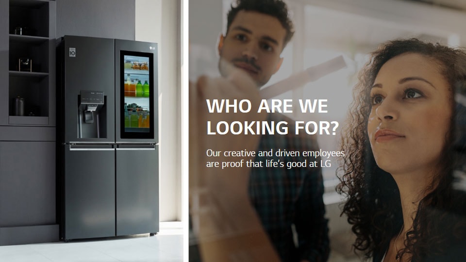 Un refrigerador LG con puerta francesa a la izquierda, un hombre y una mujer escribiendo en una pizarra a la derecha. El texto dice &quot;¿A quién estamos buscando? Nuestros empleados creativos y motivados son la prueba de que la vida es buena en LG&quot;.