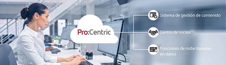 La mujer trabaja a través de Pro:Centric Cloud.