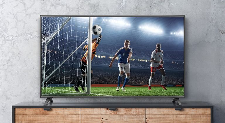 La escena del partido de fútbol que se muestra en la pantalla del televisor parece real.