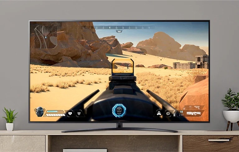 Una pantalla de televisión que reproduce un video de un juego FPS disparando a un enemigo con una pistola. (reproducir el video)
