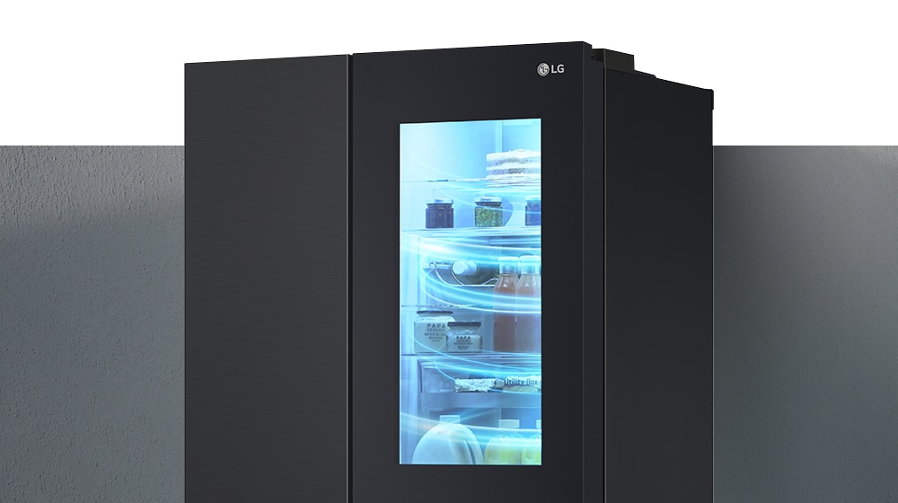 Vista de medio lado del refrigerador InstaView. Esta es una imagen de un refrigerador lleno de aire frío.