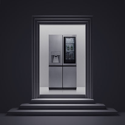 Una fotografía negra con LG SIGNATURE Refrigerator en la escalera artística.