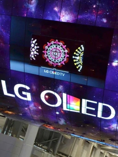 Una instalación de pantalla OLED curva que dice "LG OLED"