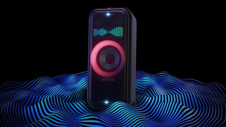 LG XBOOM XL7S está parado en el espacio infinito. La iluminación roja del woofer y las luces audiorítmicas dobles están encendidas. En la parte superior del altavoz se muestra un ecualizador de sonido. Las ondas de sonido salen de la parte inferior del altavoz para enfatizar sus graves profundos.