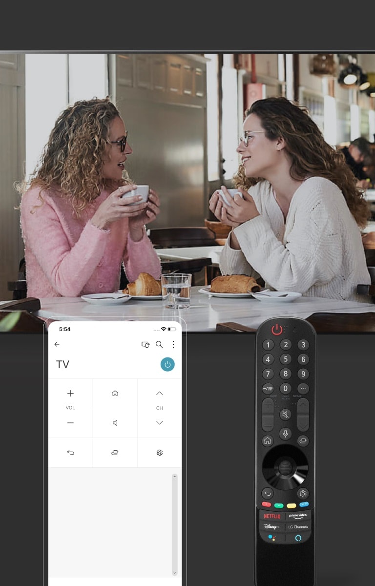 La imagen muestra a dos mujeres conversando mientras beben un café. Al lado de la mujer de la izquierda, hay un teléfono inteligente, y al lado de la de la derecha, un control remoto.