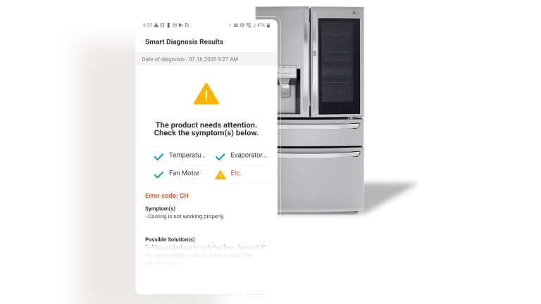 La imagen muestra la pantalla de diagnóstico de la aplicación LG ThinQ al lado de un refrigerador.