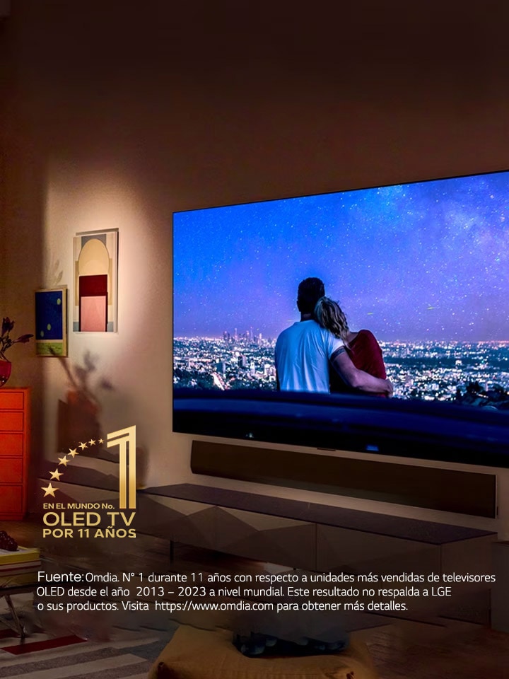 Una imagen de LG OLED evo G3 en la pared de un apartamento moderno y peculiar de la ciudad de Nueva York con una romántica escena nocturna en la pantalla. Emblema de TV OLED número 1 del mundo por 10 años.